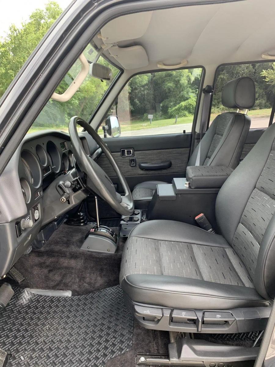Интерьер Toyota Land Cruiser (FJ62) 1988 года  (фото 83 из 164)